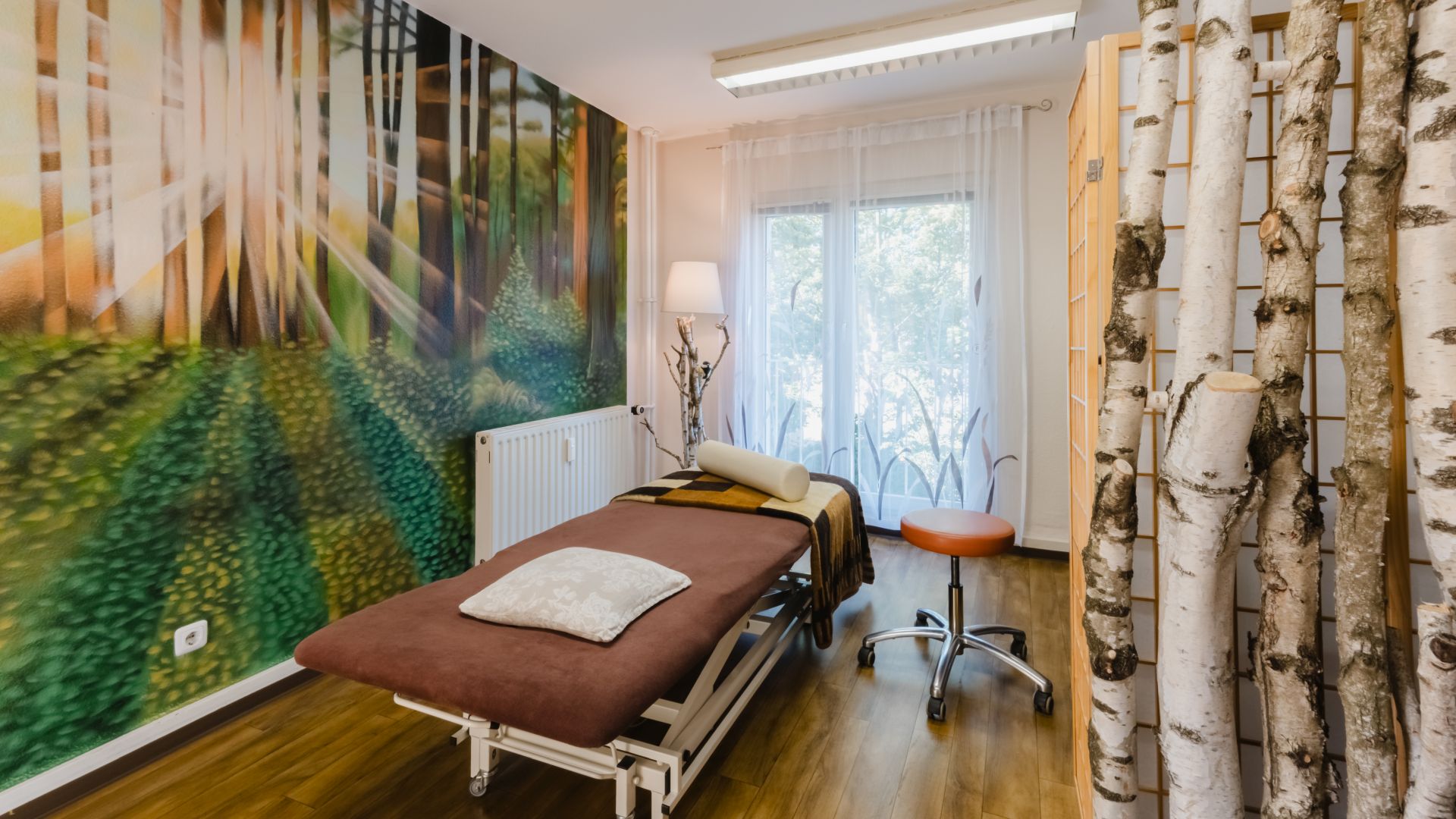 Manuelle Physiotherapiebehandlung in einem modernen Praxisraum