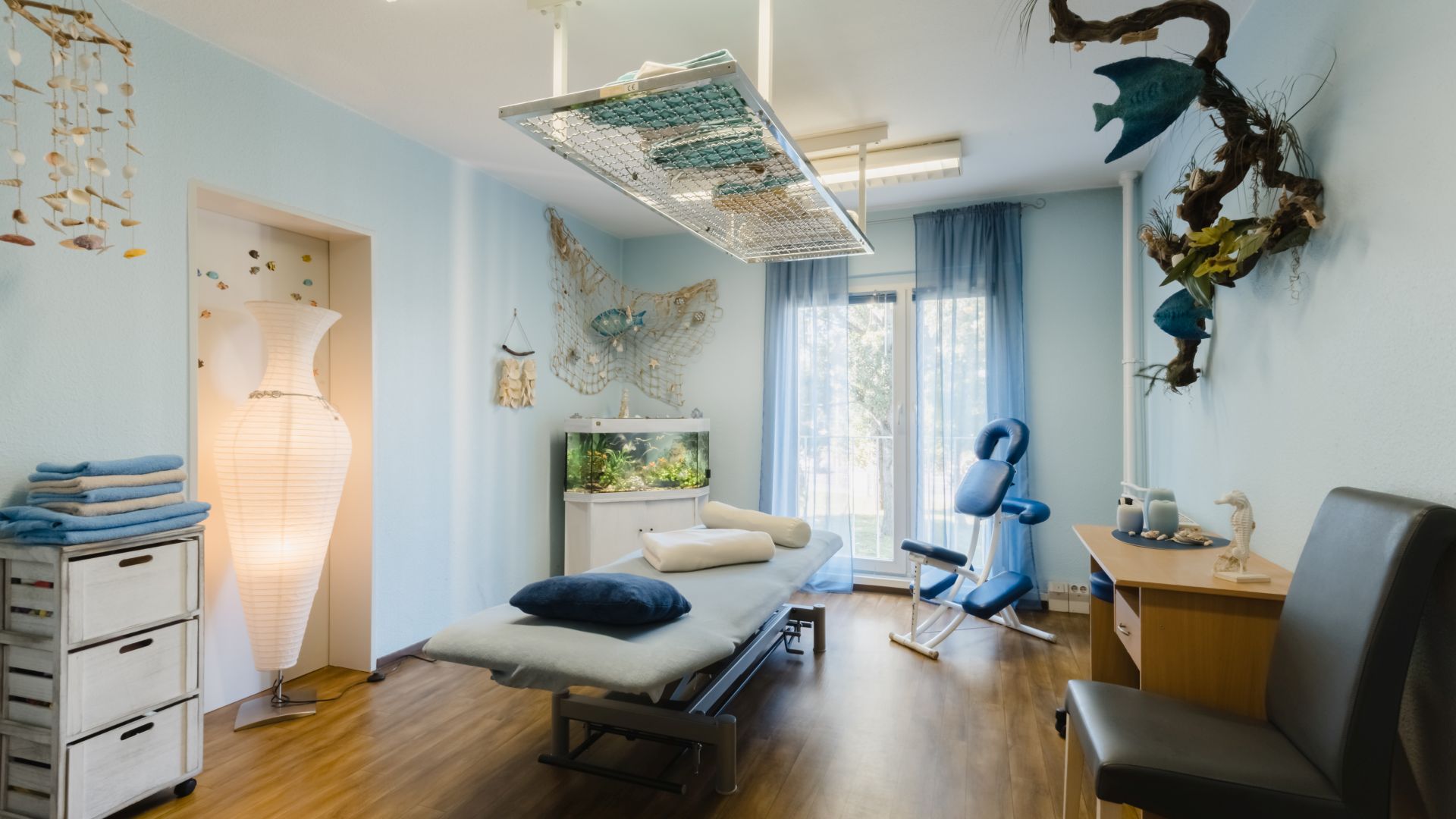 Therapeut begleitet eine Patientin bei ganzheitlichen Übungen